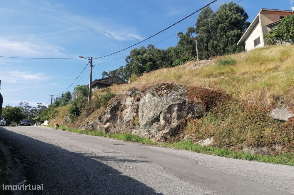 Terreno Urbano com 710 M2 em rua do Oriente Famalicão