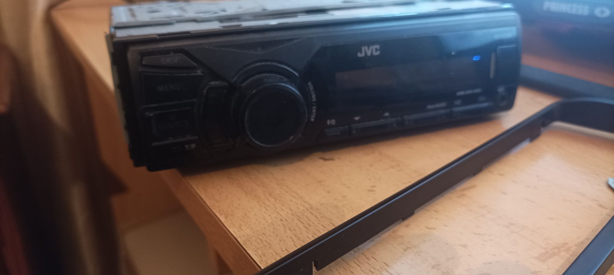 Autoradio JVC com com porta USB