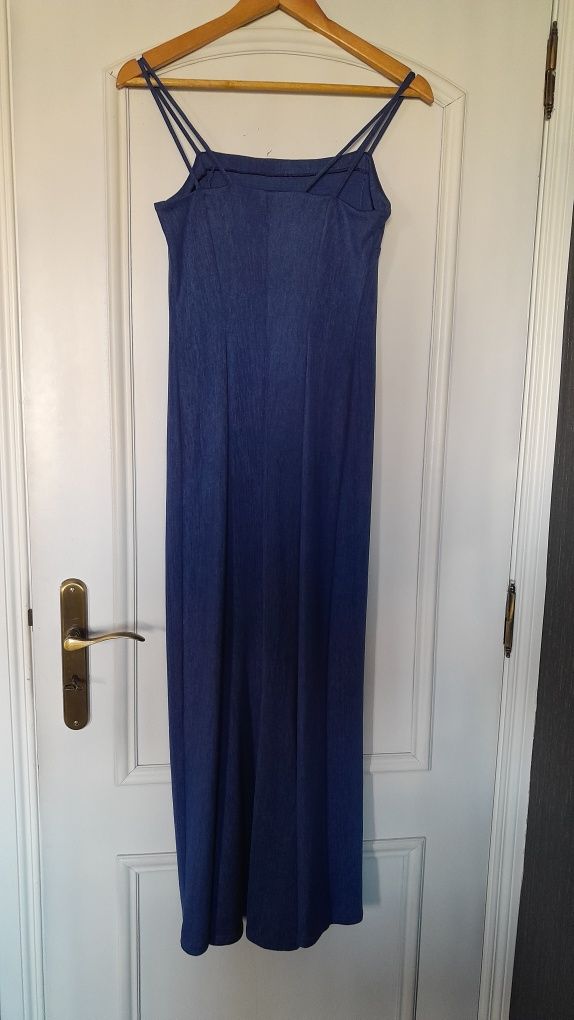 Vestido de festa azul com cauda, com alças duplas e forrado
