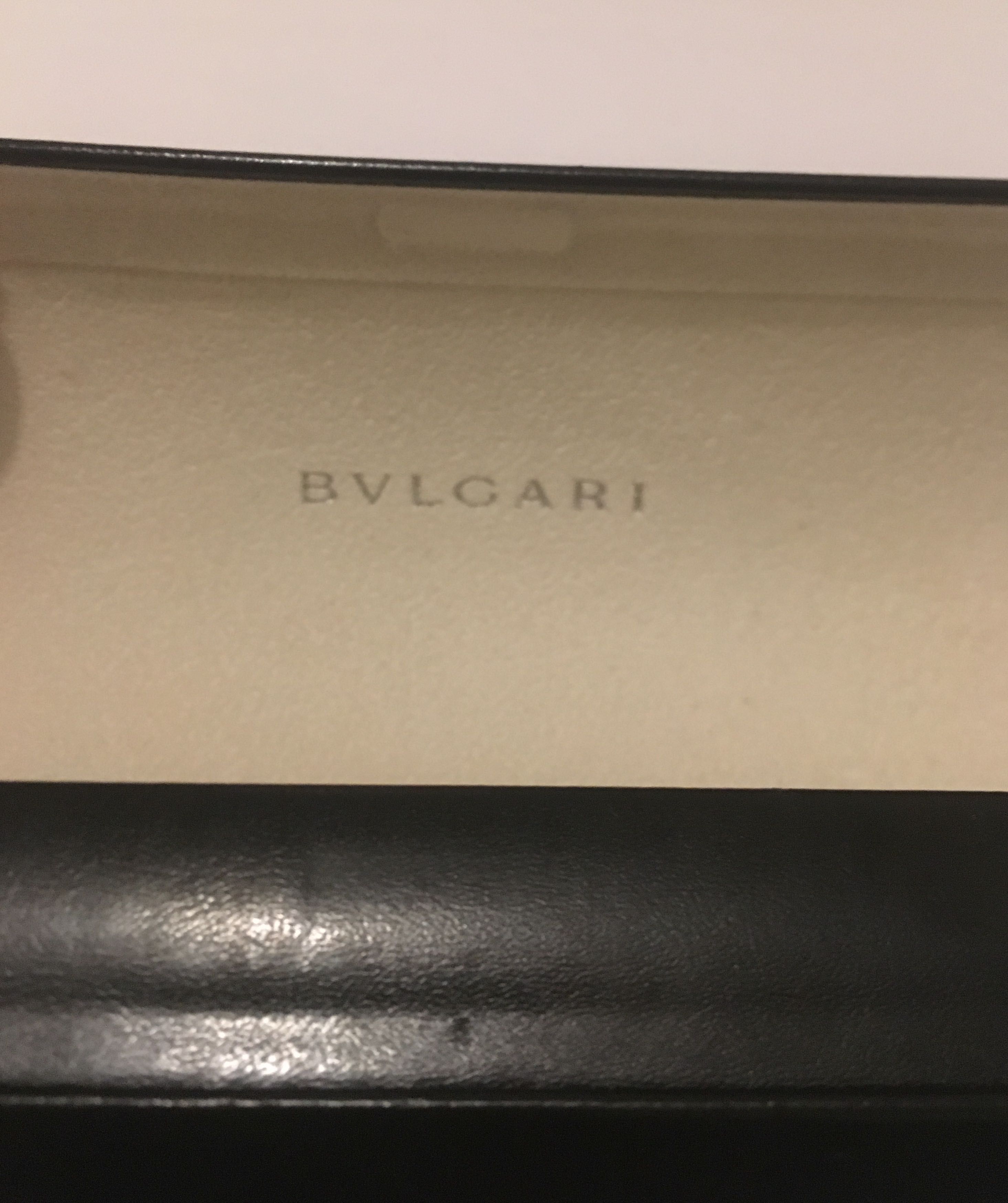 Caixa de óculos marca Bvlgari