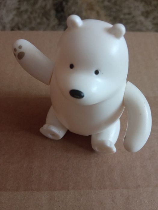 Іграшка з Макдональдс білий ведмідь.