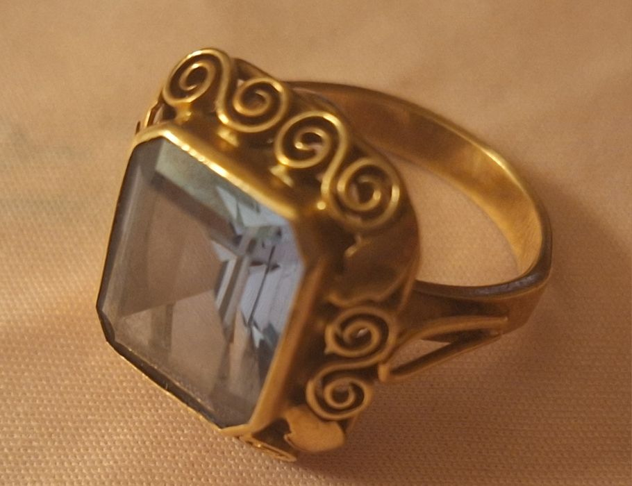 Złoty pierścionek z akwamarynem