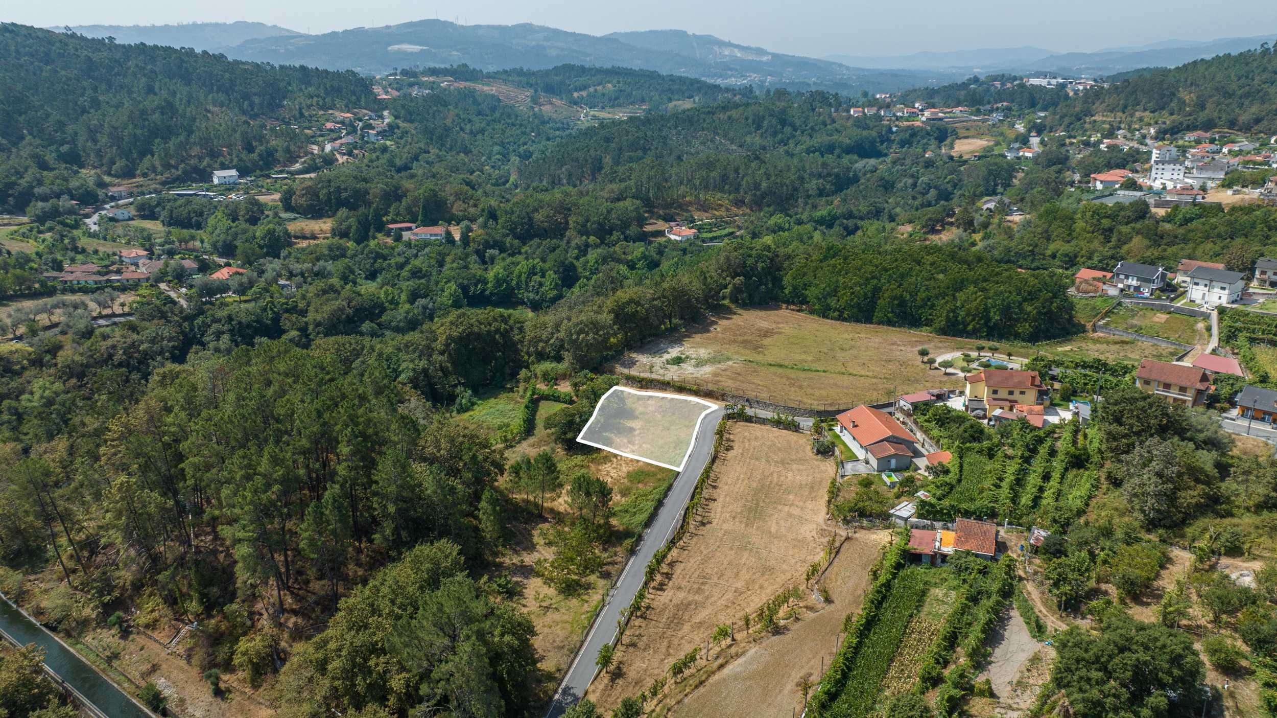 Terreno para construção junto ao rio Ave com 892 m2