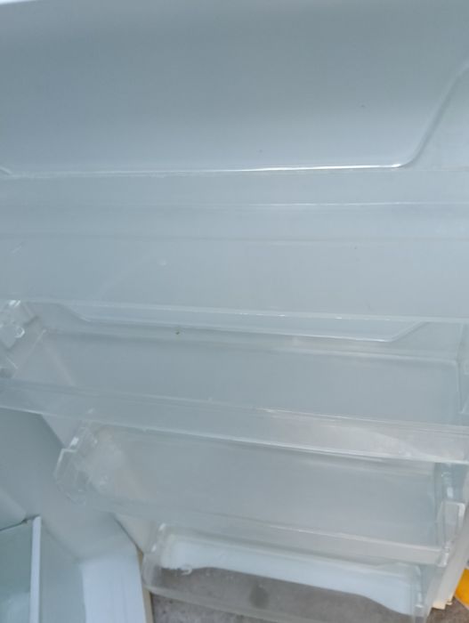 Frigorífico Daewoo em bom estado de utilização. Perfeito para armazena