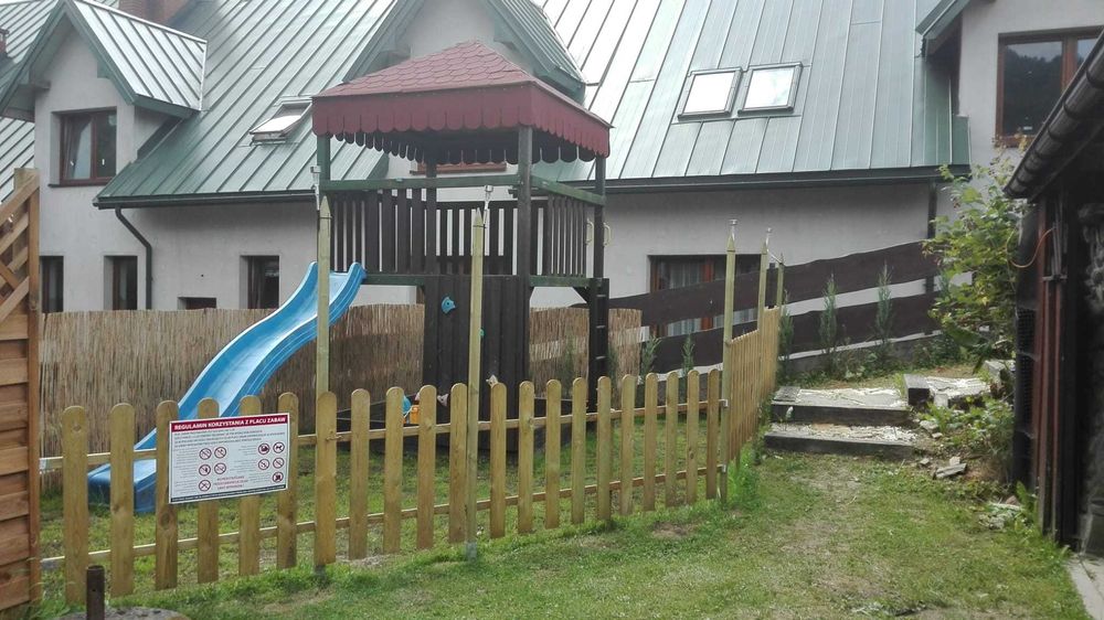 Plac zabaw z litego drewna, sosna