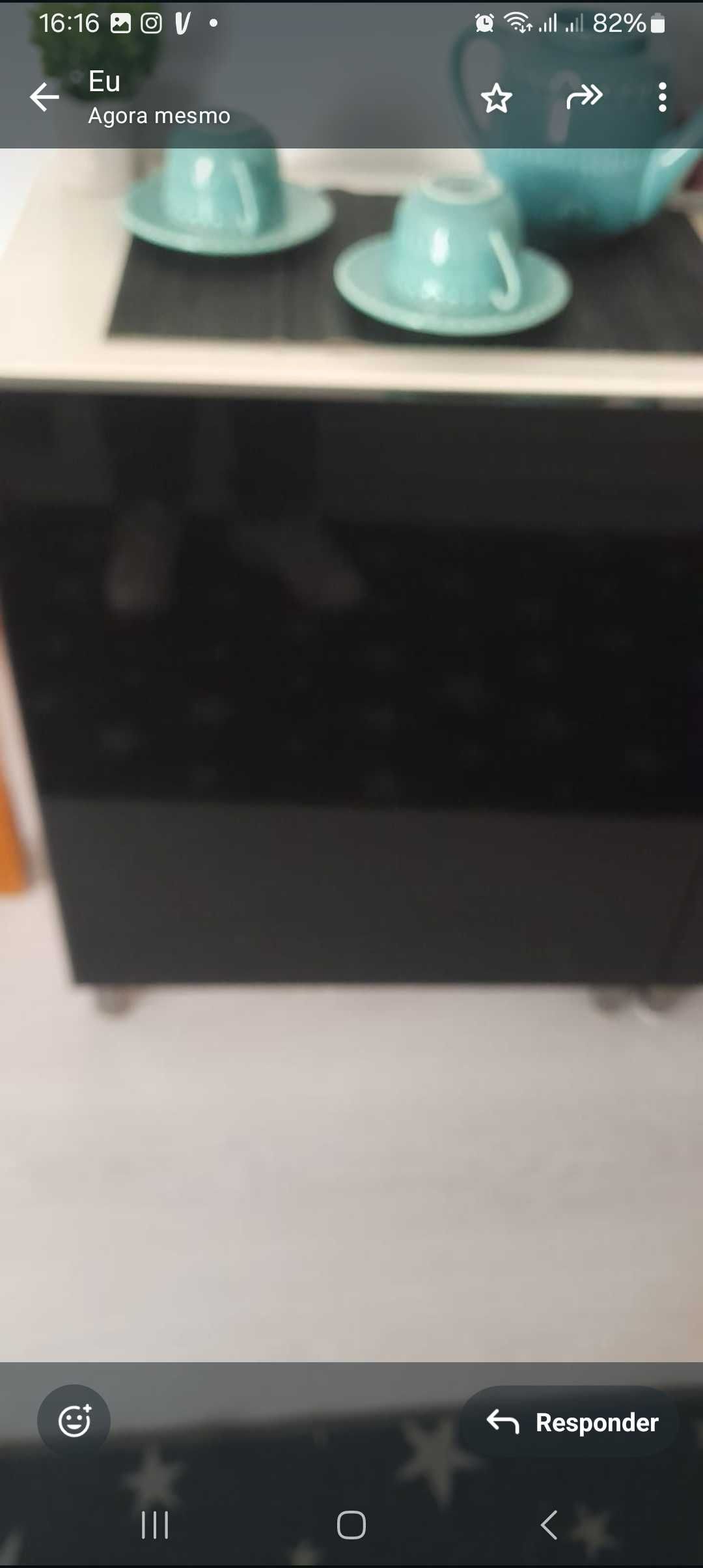 Móvel aparador branco com portas pretas