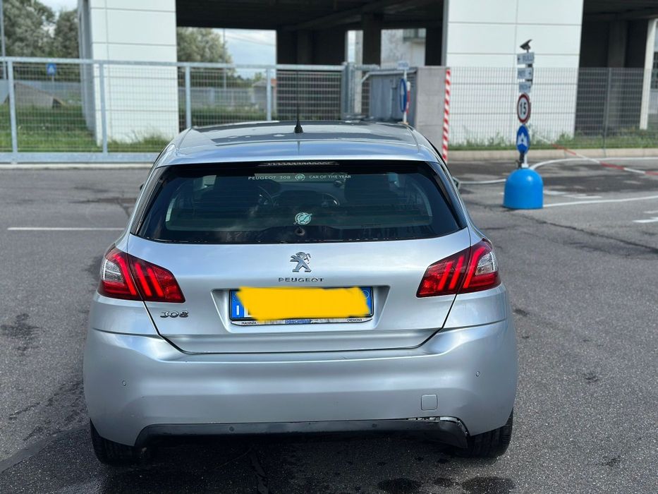 Peugeot 308 1.6 HDI 90KM 2015r  manuał lekko uszkodzony