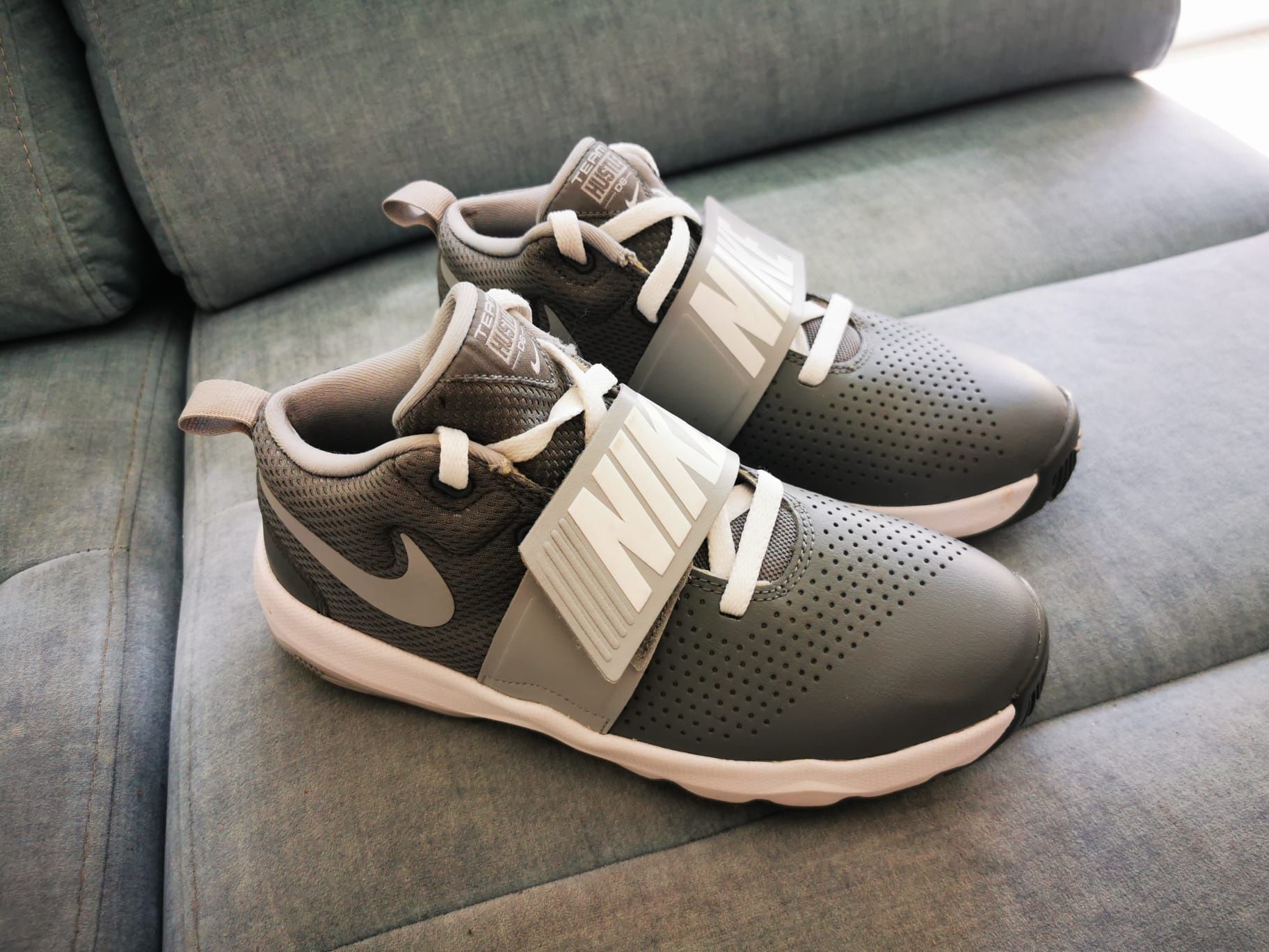 Buty Nike hustle D8 GS 38.5 unisex