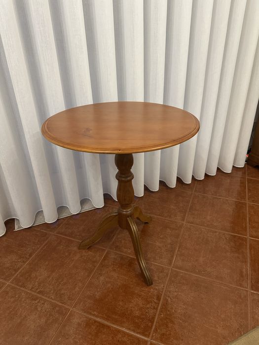 Mesa redonda em madeira
