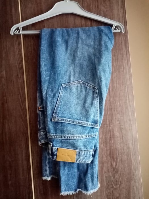 Spodnie dżinsowe dżinsy mom jeans z przetarciami dziurami wysoki stan