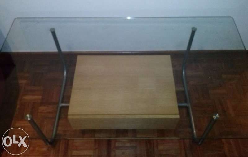 Mesa de vidro, impecável.