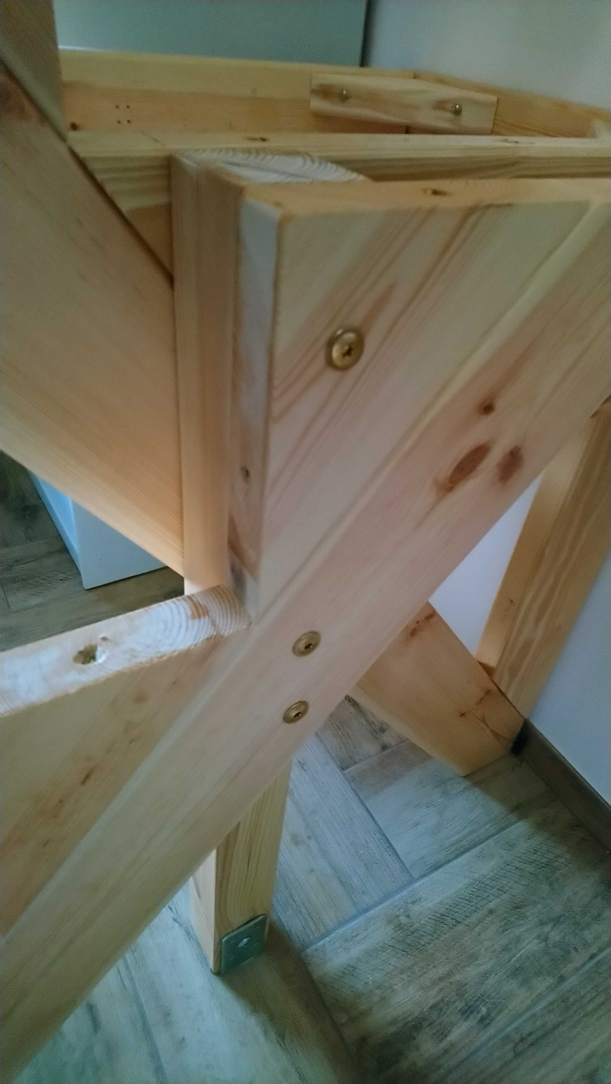 Schody drewniane dwubiegowe ze spocznikiem do domu letniskowego strych