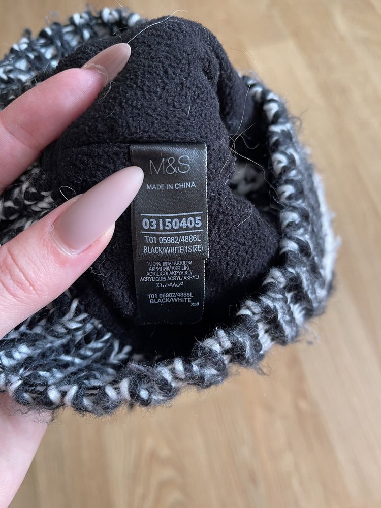 Шапка зимова універсальна з помпоном біло-чорна Marks&Spencer вʼязана