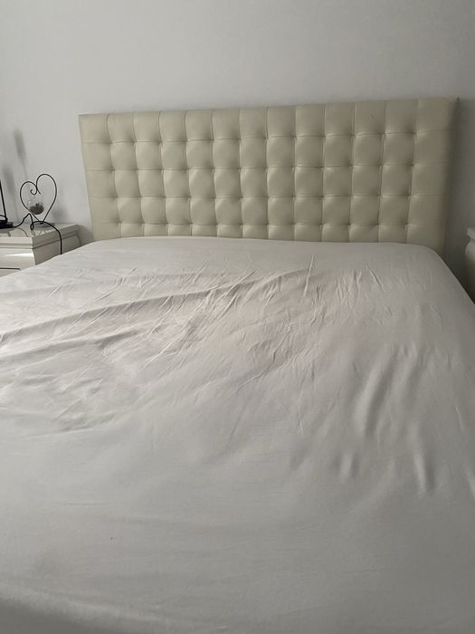 Cama casal com algumas marca de uso
