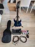Guitarra elétrica, pedaleira e amplificador