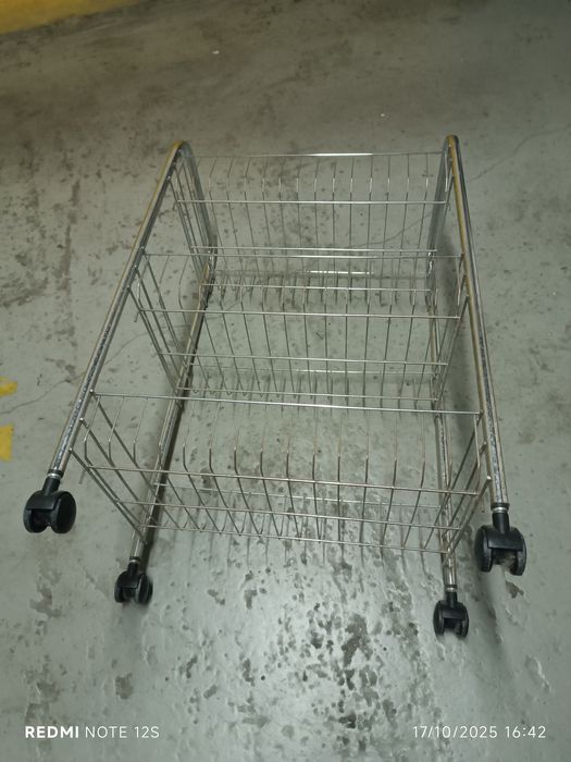Carrinho de arrumação cromado com rodas