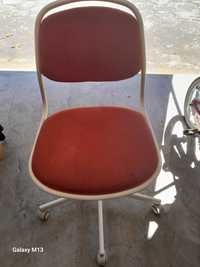 Krzesła biurowe czerwony