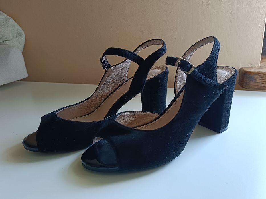 Czarne sandały na słupku