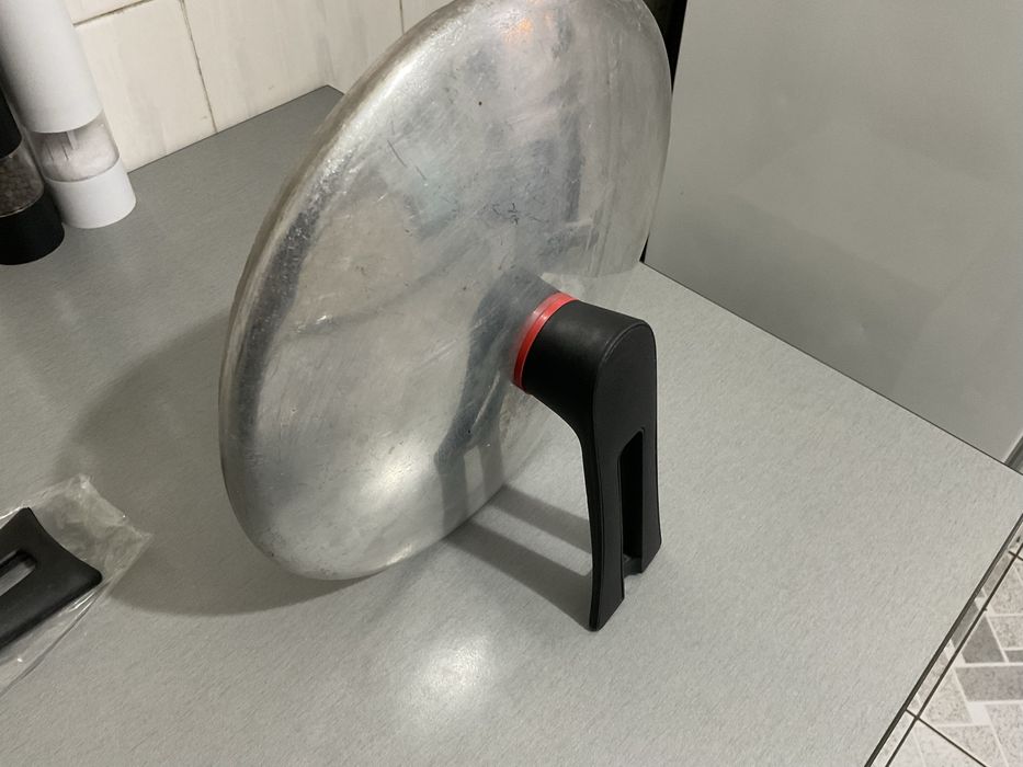 Универсальная ручка для крышек кухонной посуды