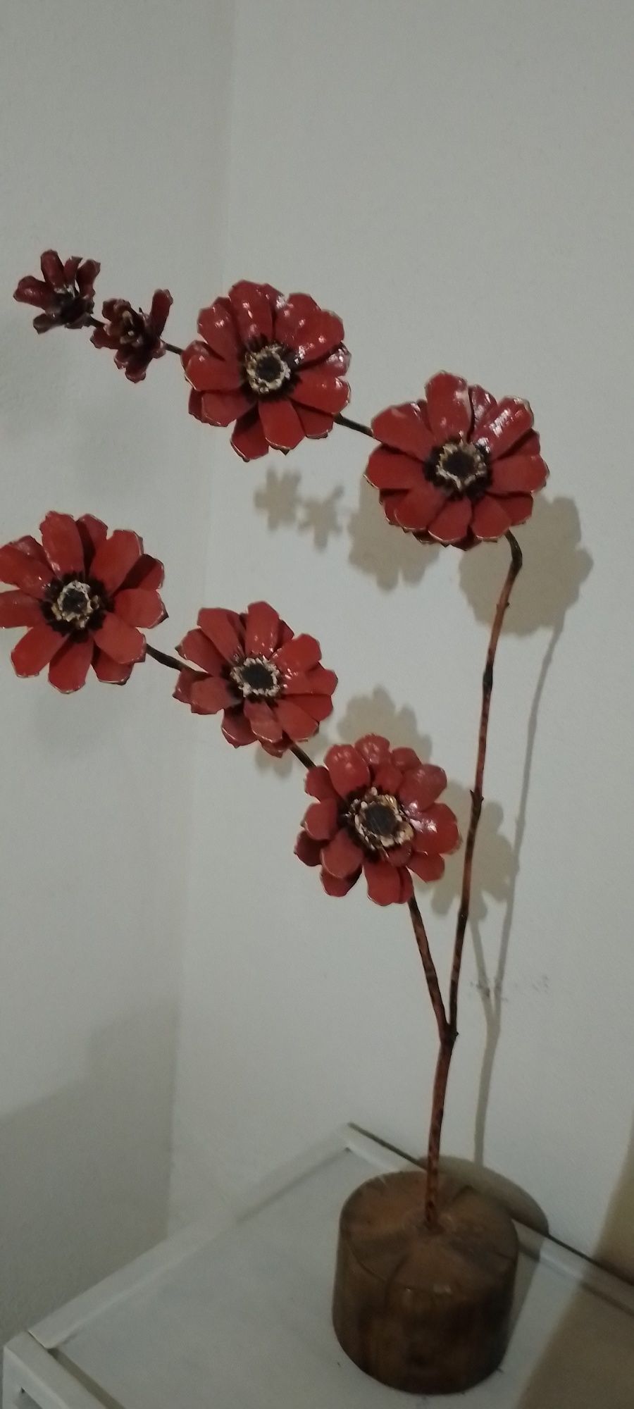 Decoração com galhos e pinha