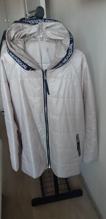 Kurtka bez, polyskujaca w zloto