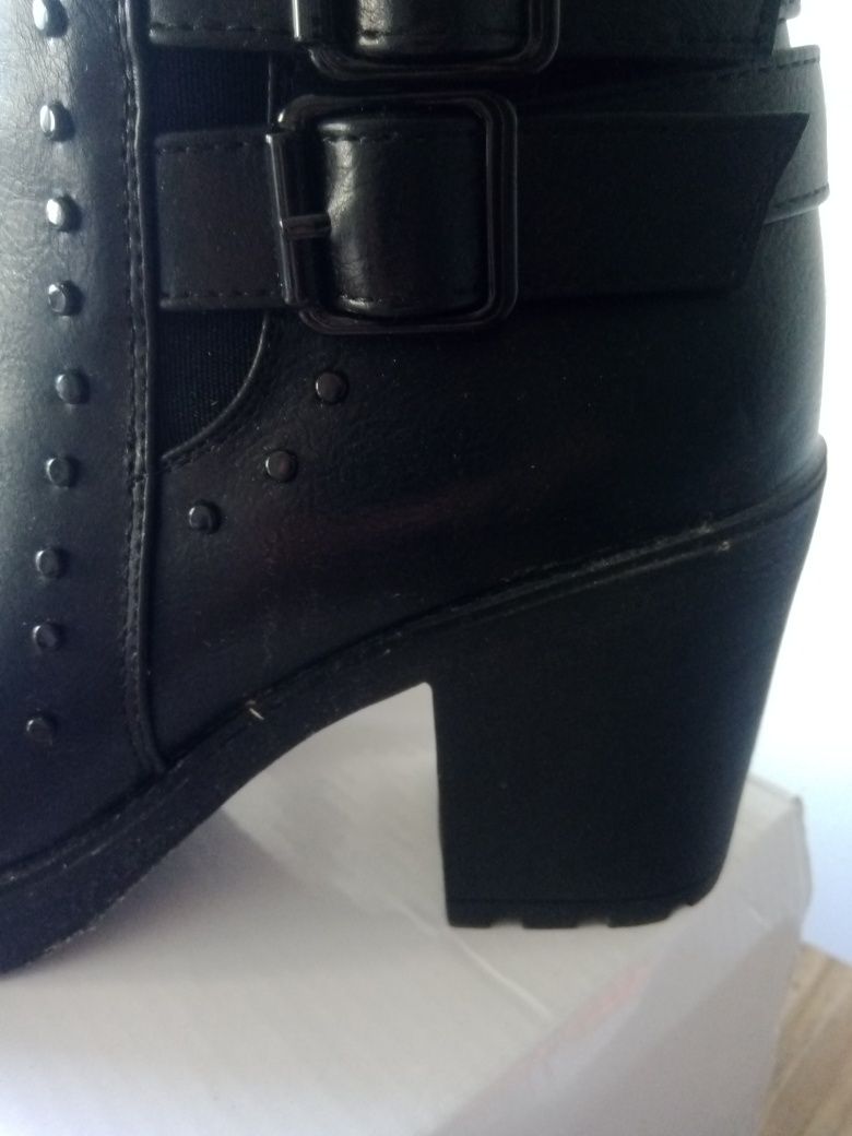 Botas pretas  com fivela 39