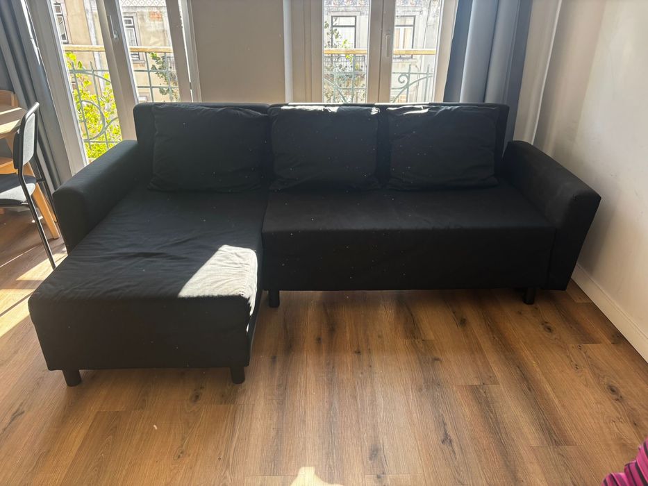 Sofa com chaise-longue em estrutura de madeira