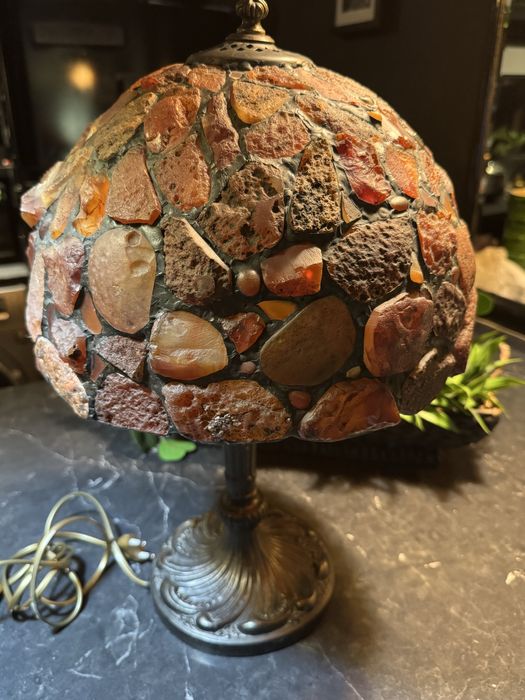 Lampa witrażowa z bursztyna