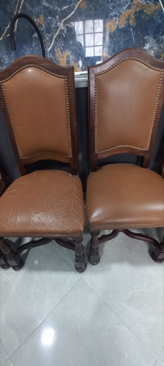 Mesa redonda extensível e quatro cadeiras em pele - negociável