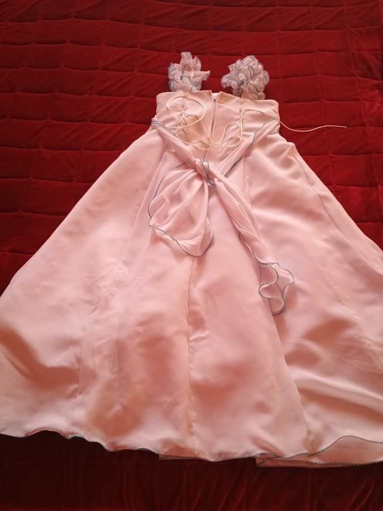Продам святкову сукню на дівчинку 10 років ріст 140-146.