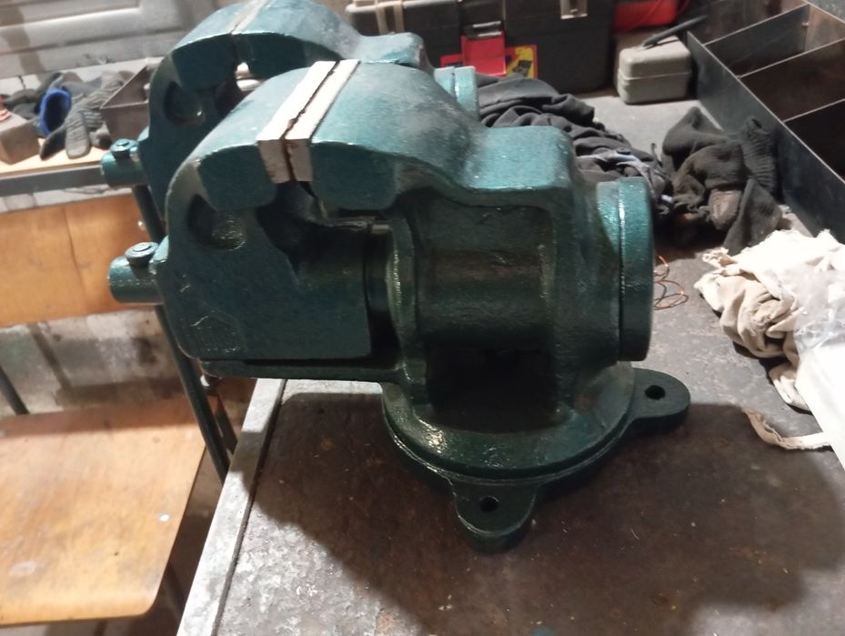 Продам тиски поворотні