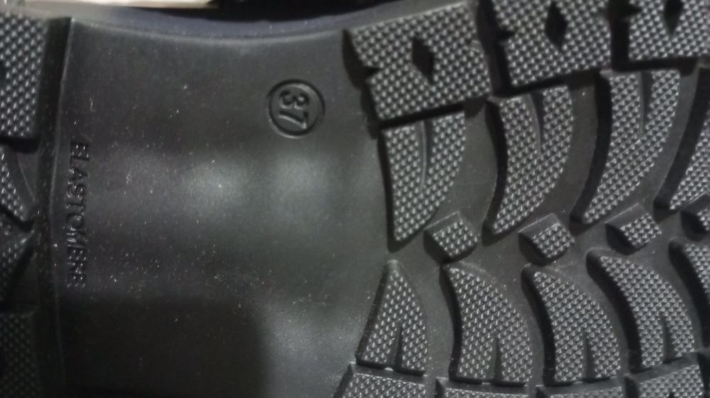 Продам Мужские полуботинки  37 размер новые на  меху