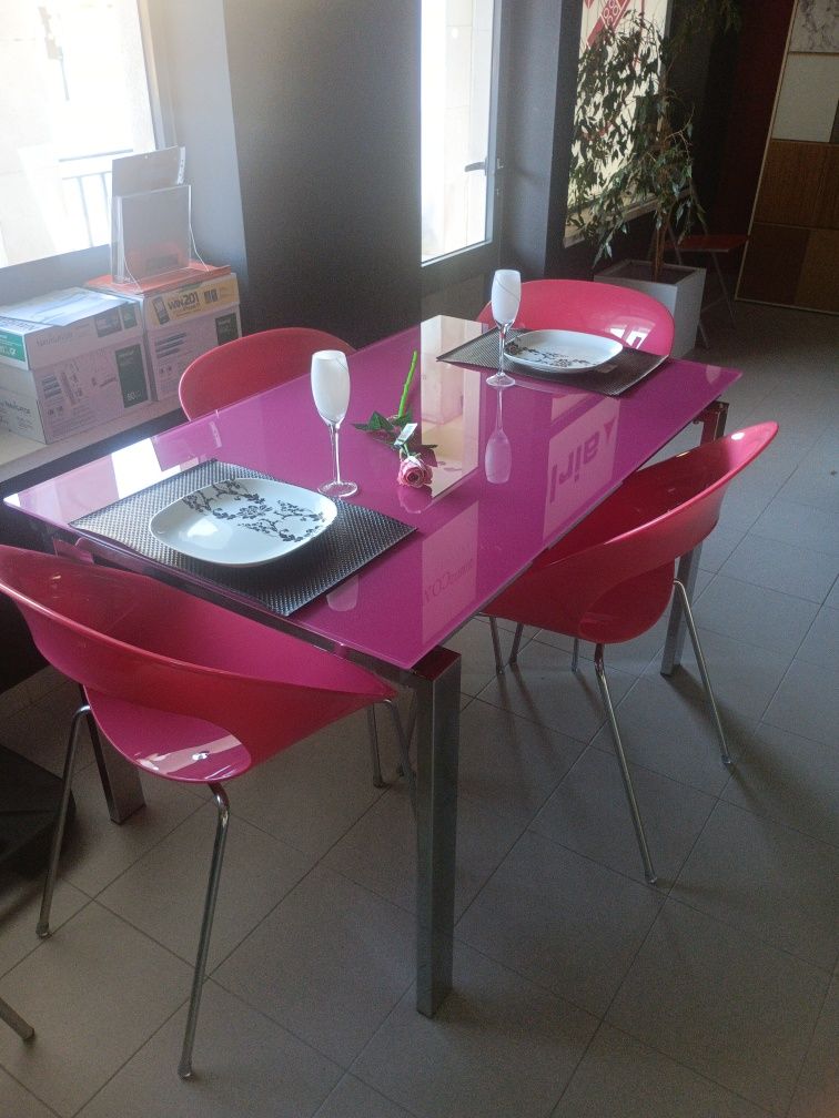 Conjunto de mesa e cadeiras