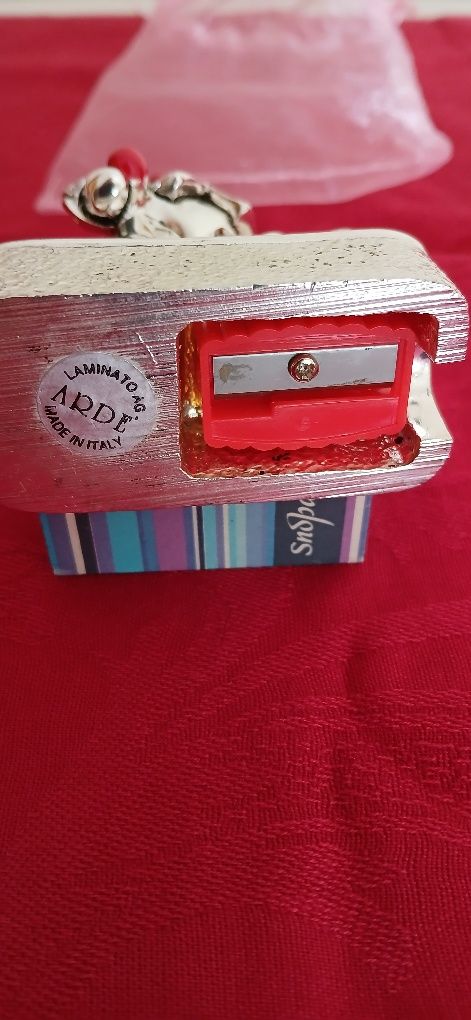 Palhaço de prata laminada com afia-lápis