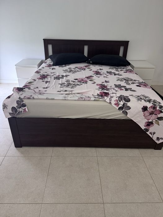 Cama casal , mesa cabeceira