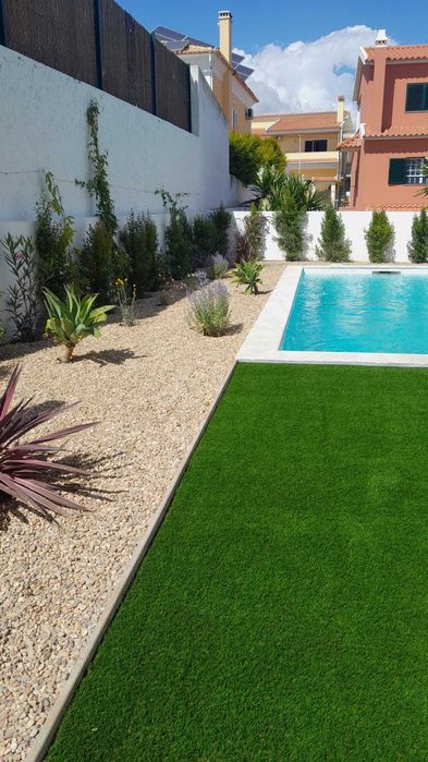 Fornecimento e instalação de relva sintética top, serviço chave na mão