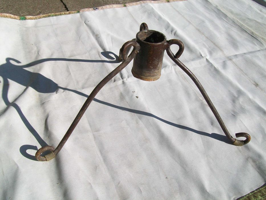 Zabytkowy metalowy stojak pod choinkę z Prl-u.