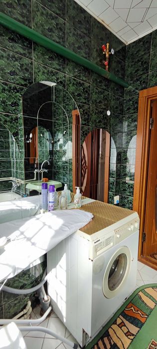 Здається будинок.4 роздільні кімнати.2 санвузли.Меблі.Побутова техніка