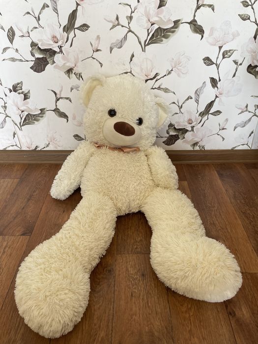Біленький плюшевий ведмідь