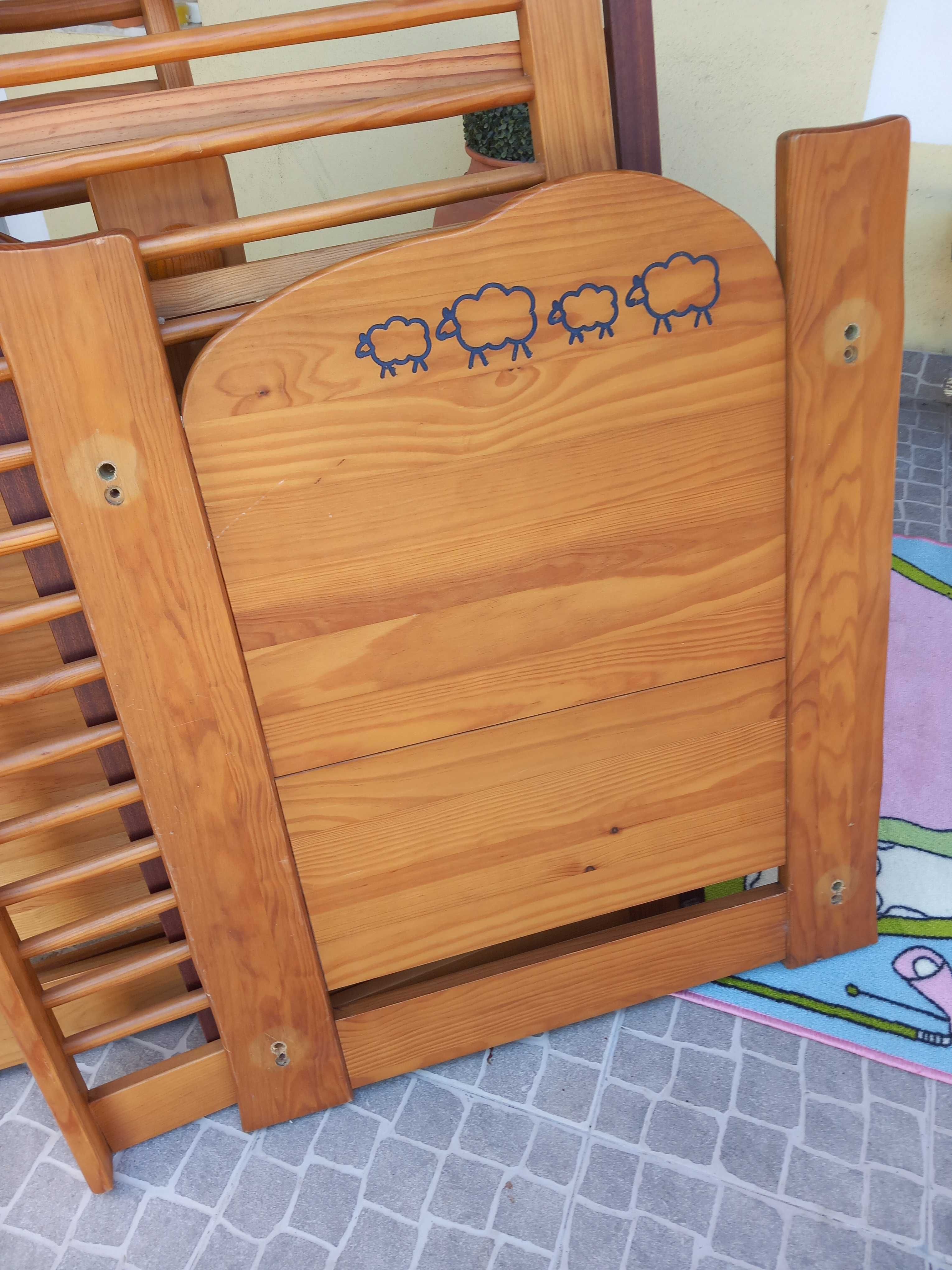 Cama de grades em madeira sem colchão