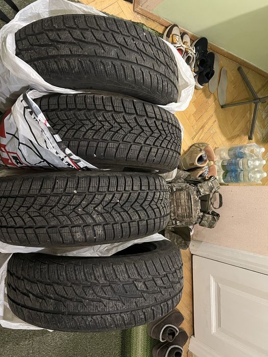 Продам комплект зимової резини  ( 215/60R17)