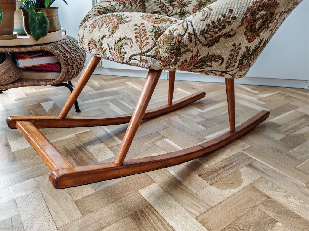 Fotel bujany uszak vintage z Norwegii drewniany stelaż