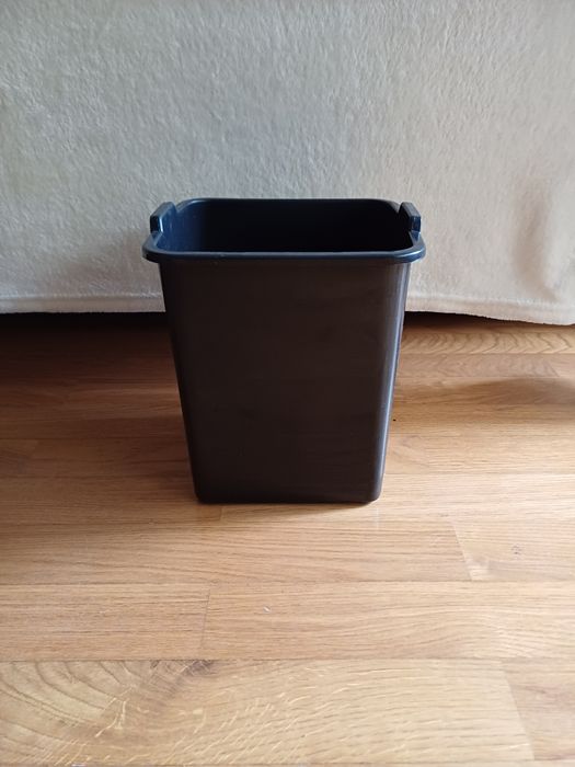 Caixote do lixo de cor preta