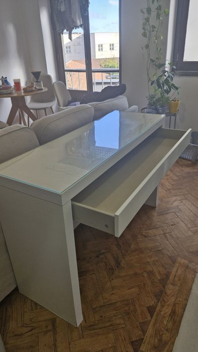 LEIA A DESCRIÇÃO! Toucador IKEA e rack de tv de vidro com rodas.