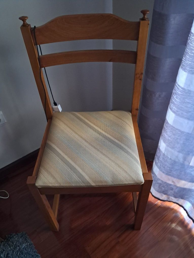 Mobília de quarto (armário, cama, mesinha cabeceira)
