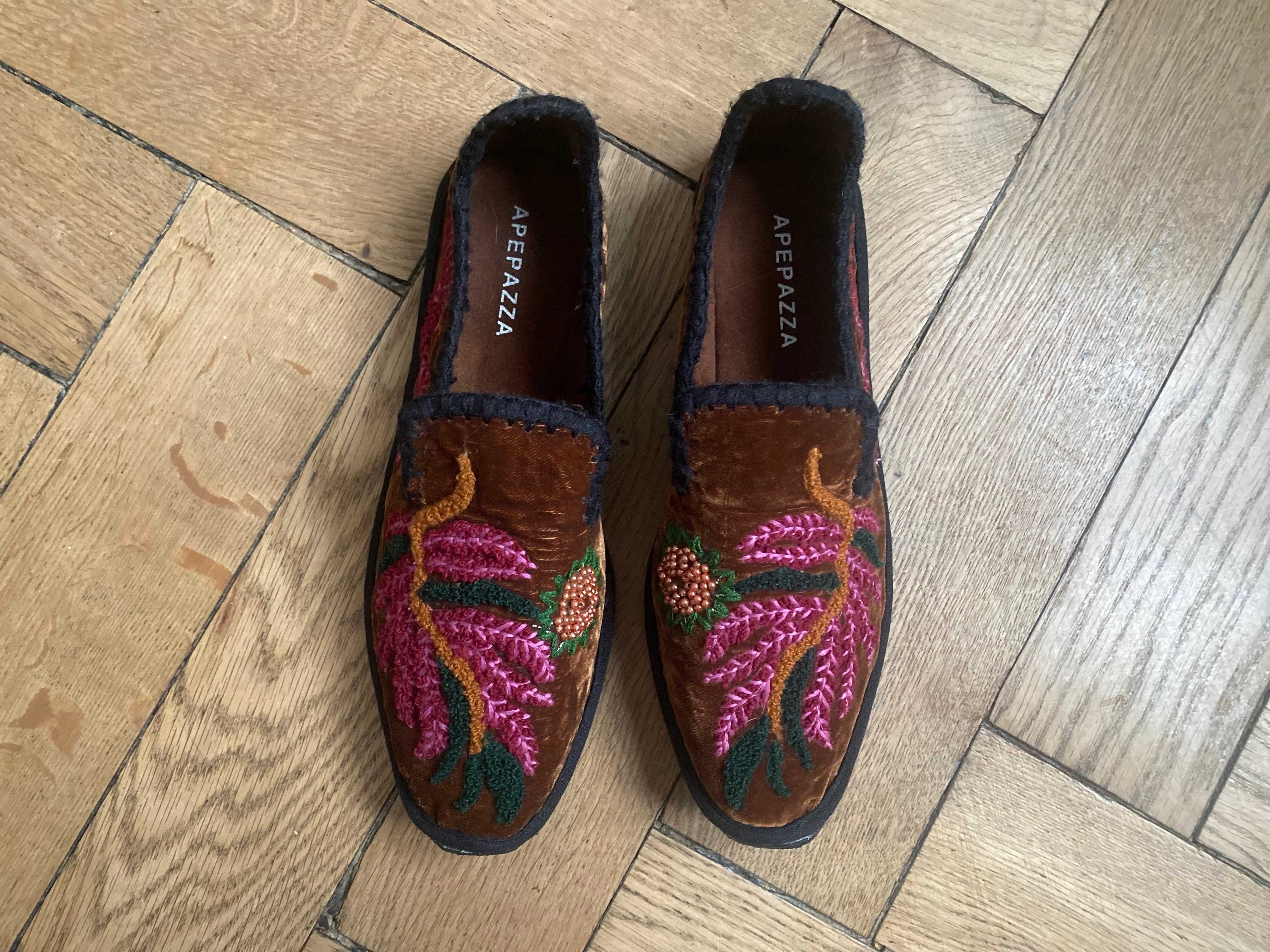 piękne haftowane buty włoskiej marki APEPAZZA rozm. 37, wkładka 24 cm