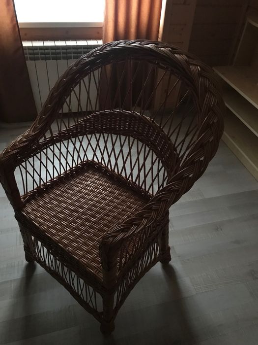 Стільці , столи плетені із лози.