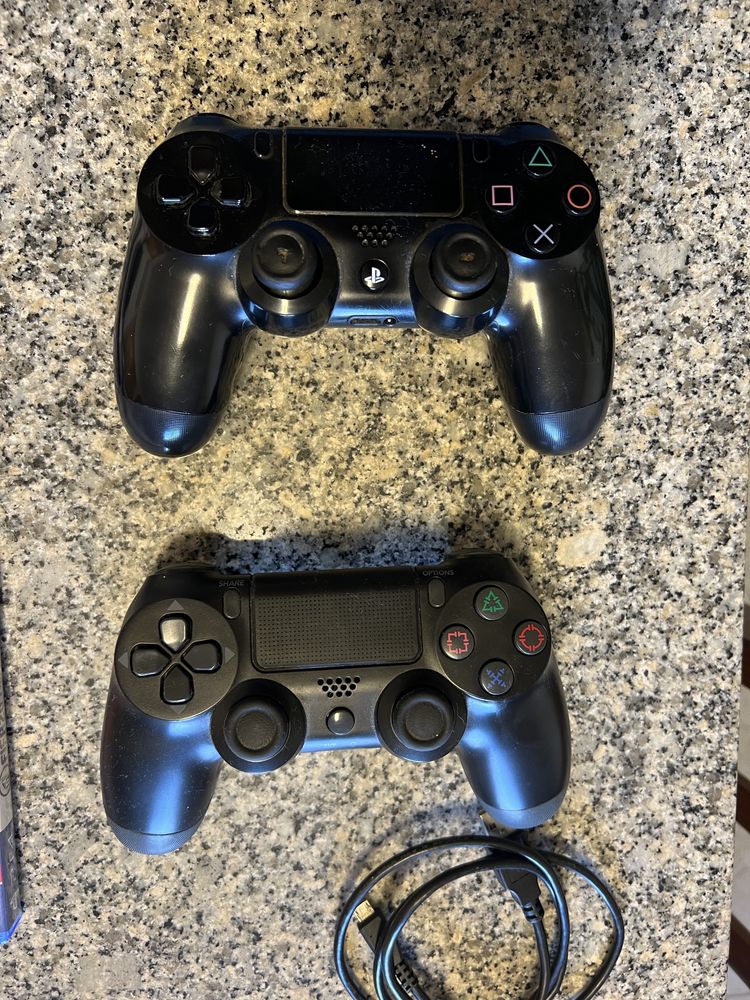 Playstation 4 (com comandos, fios e jogos)