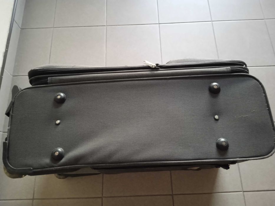 walizka w szarą kratkę