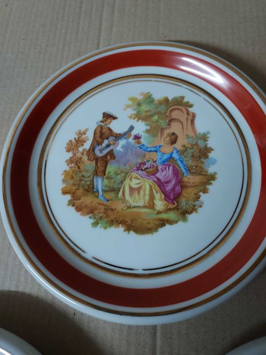 Prato com Figuras – Cerâmica Decorativa Azul e Rosa